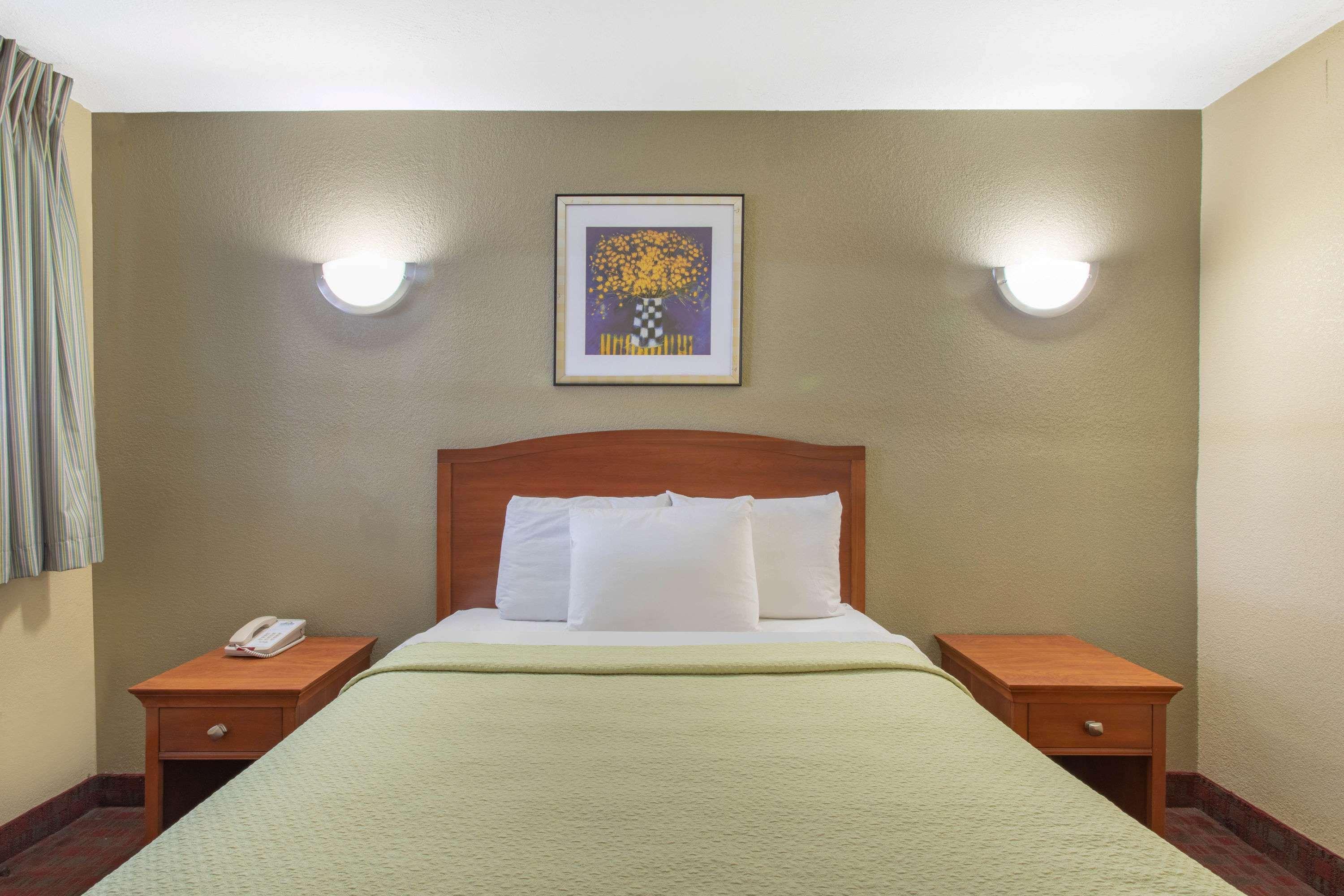 Days Inn By Wyndham Elmsford Zewnętrze zdjęcie