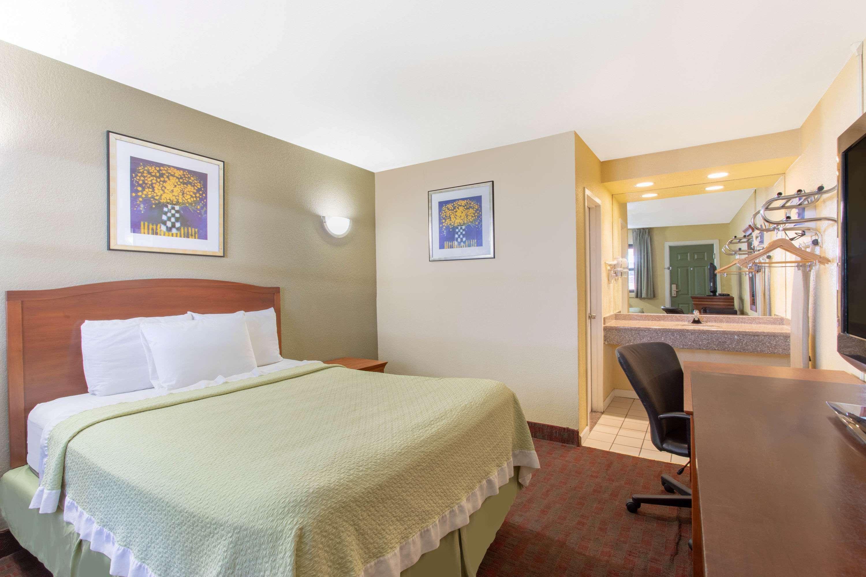 Days Inn By Wyndham Elmsford Zewnętrze zdjęcie