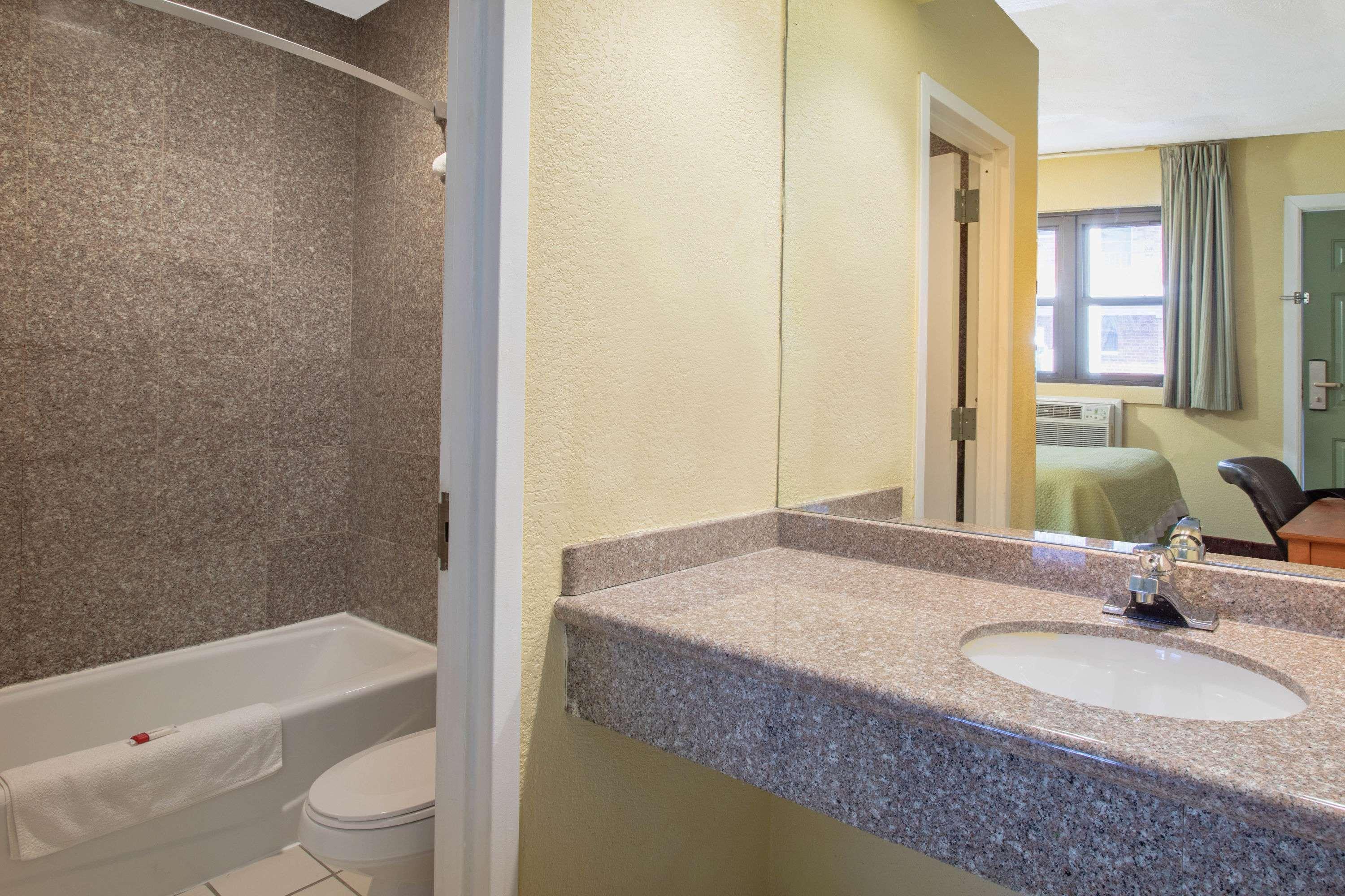 Days Inn By Wyndham Elmsford Zewnętrze zdjęcie