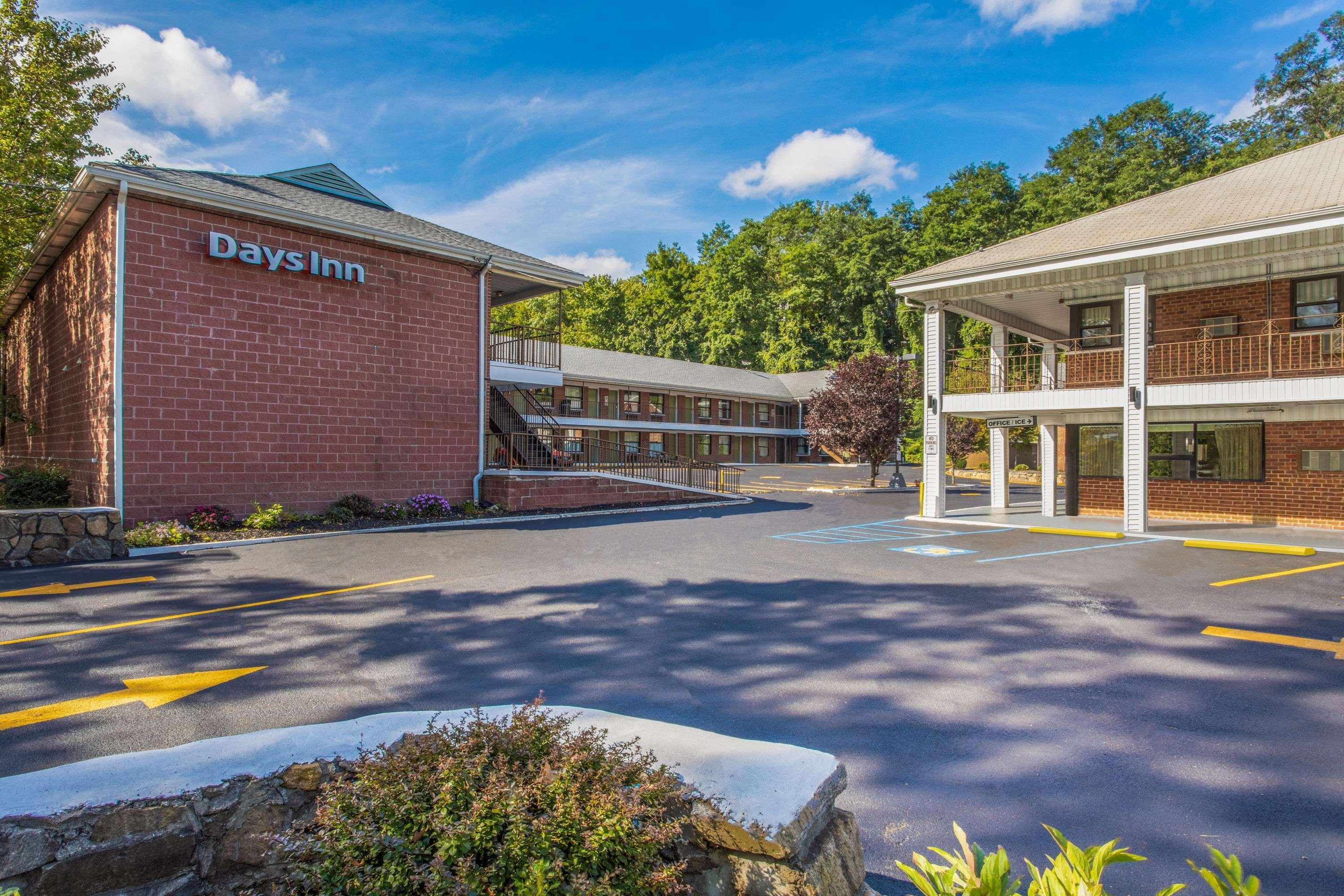 Days Inn By Wyndham Elmsford Zewnętrze zdjęcie